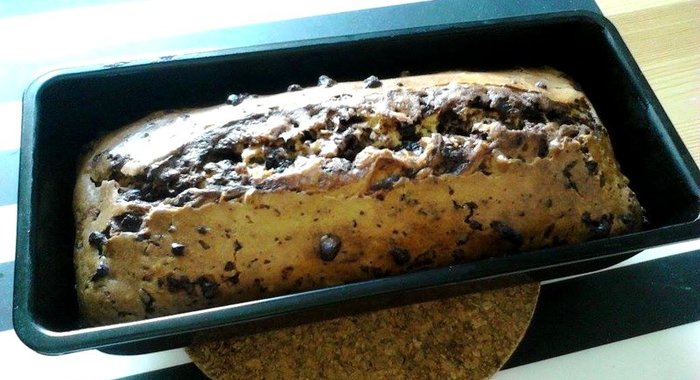 Кекс с шоколадом, орехами и маком