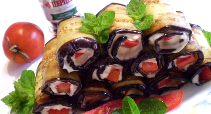 Баклажановые рулетики с сыром и помидором