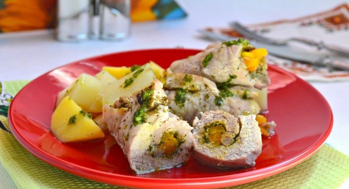 Свиные рулетики, фаршированные морковью с картофелем на пару