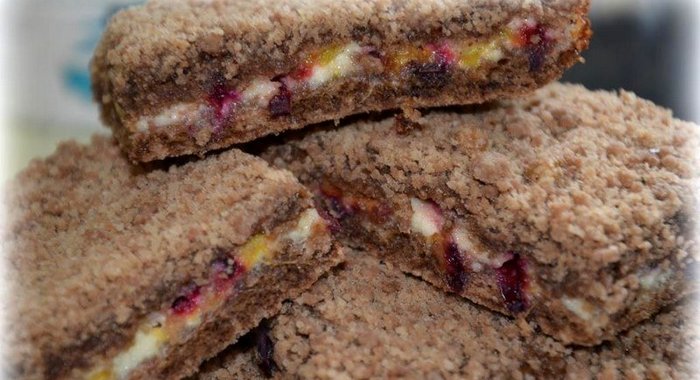 Шоколадное насыпное печенье с творогом и сливой