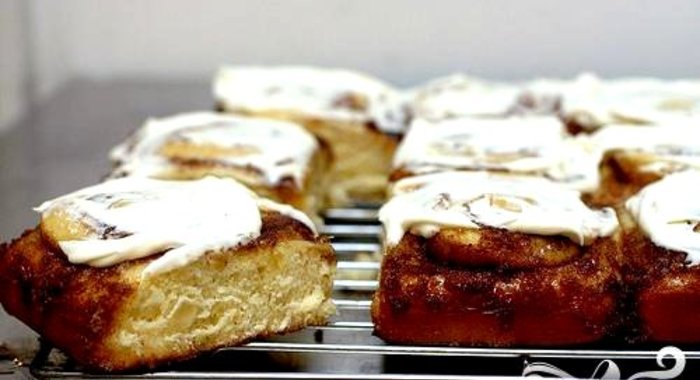 Булочки с корицей и сливочной глазурью