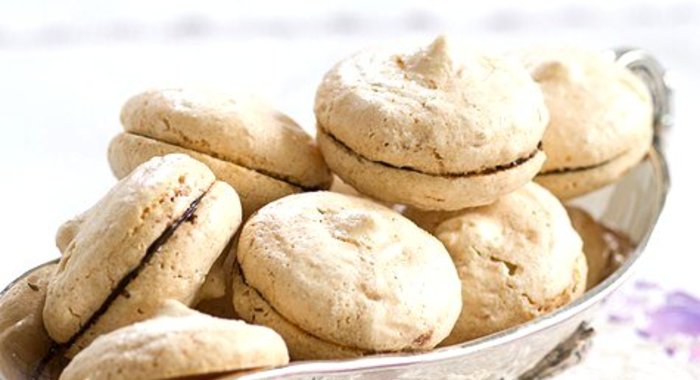 Миндальные пирожные макароны с кремом ганаш