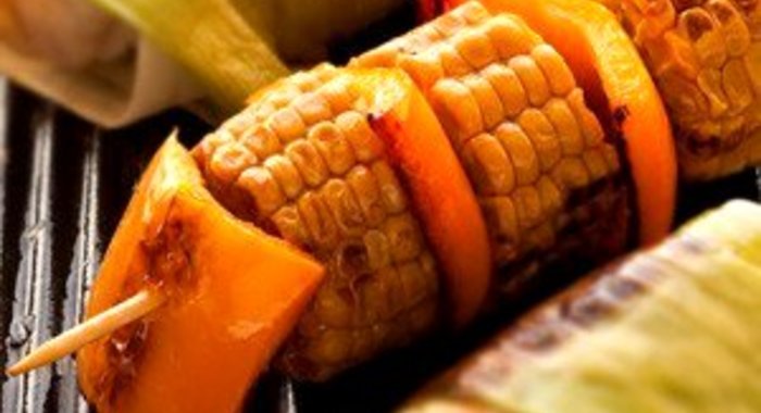 Шашлыки из разноцветных перцев и кукурузы на гриле в ароматном масле с кумином