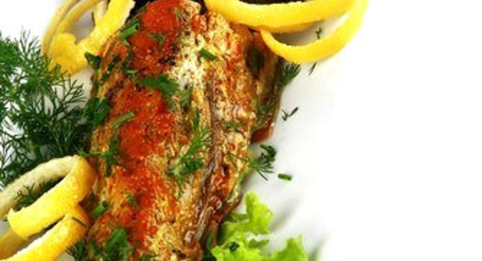 Тунец с мятой, чесноком, томатами и белым вином