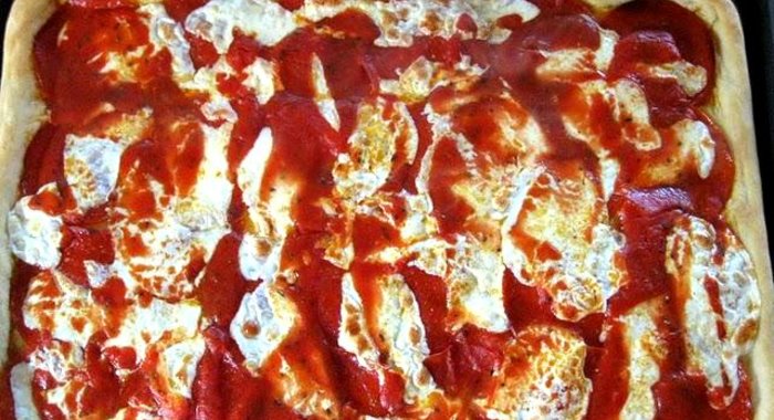 Пицца с моцареллой и томатным соусом