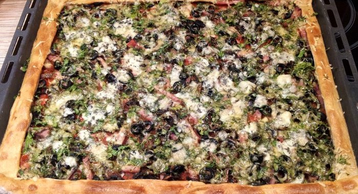 Пицца на бездрожжевом тесте с шампиньонами и голубым сыром