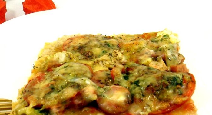 Пицца с сосисками и моцареллой