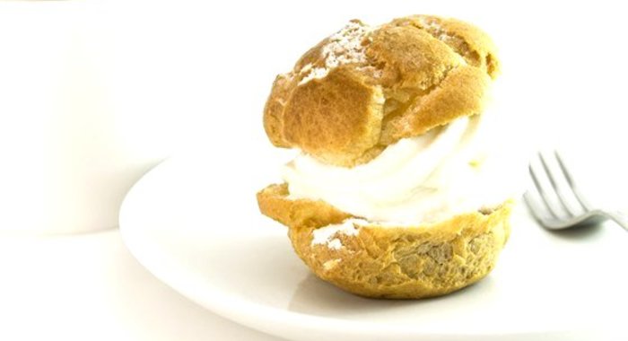 Пирожное со взбитыми сливками и заварным кремом