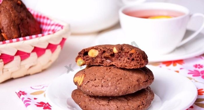 Шоколадное печенье с арахисом