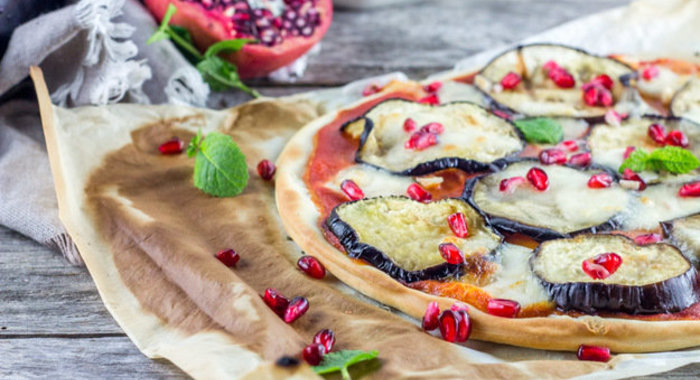 Пицца с баклажаном, моцареллой и гранатом