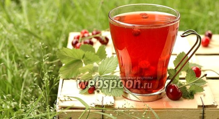 Компот из вишни с земляникой