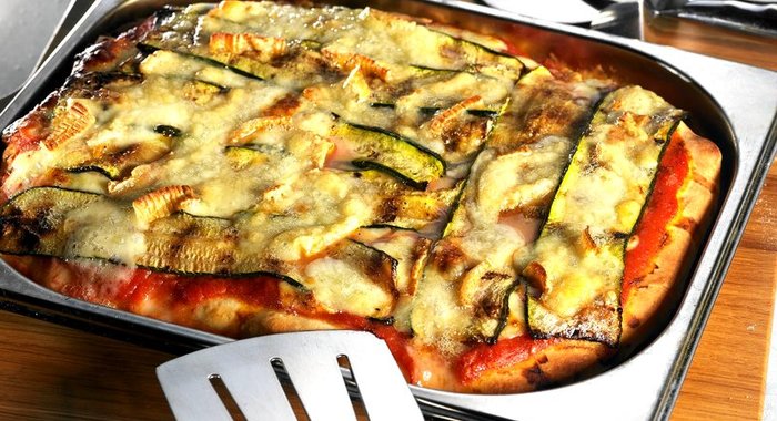 Пицца с сыром таледжо и цукини