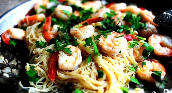 Паста с креветками и вином