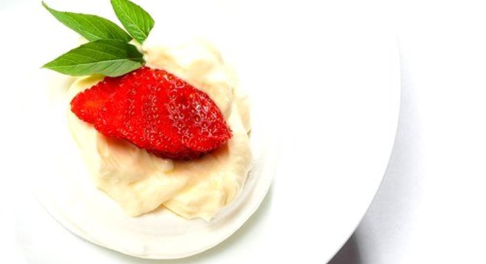 Вашрен с клубникой и сливочным кремом с розовой водой