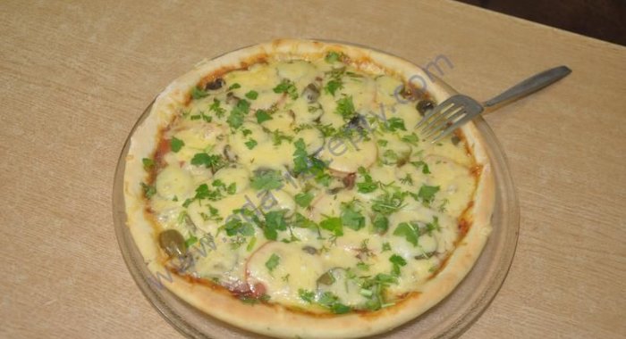 Итальянская тонкая пицца с ветчиной сыром и грибами