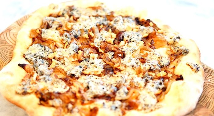 Пицца с сыром с плесенью