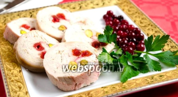 Куриный рулет с фисташками на пару