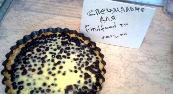 Песочный пирог с черной смородиной
