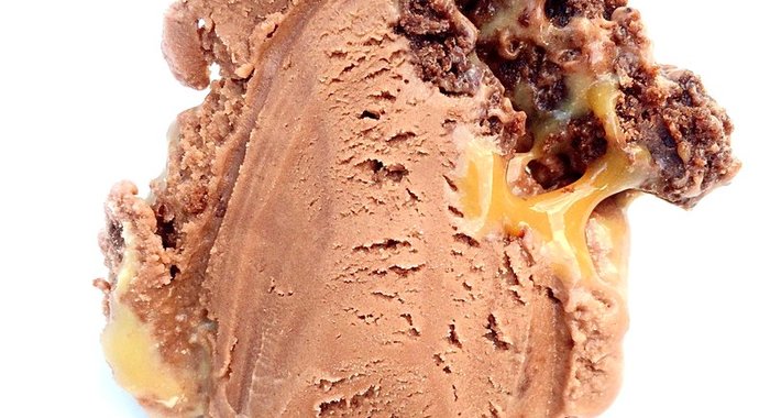 Шоколадное мороженое с брауни и карамельной прослойкой