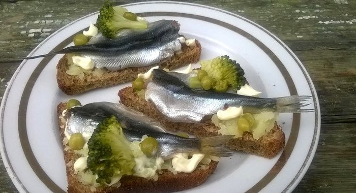 Бутерброды с соленой килькой