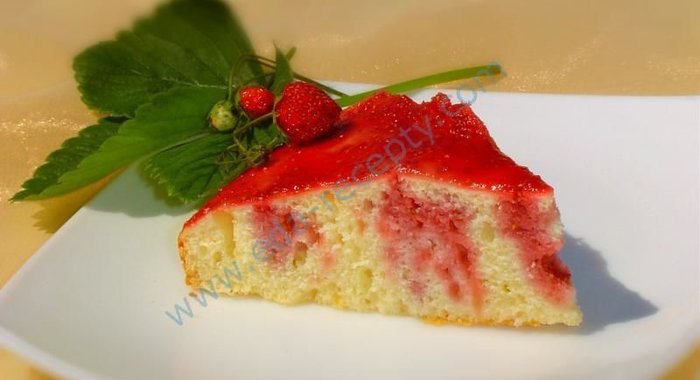 Пирог с клубничной инъекцией