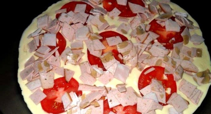 Пицца без сыра на сковороде