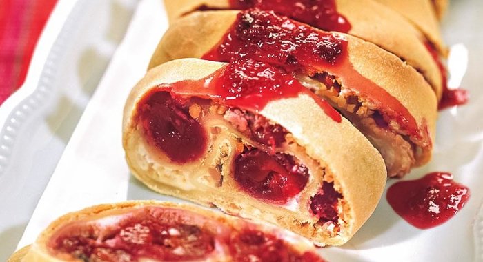 Пятнистый шоколадный торт с конфетами