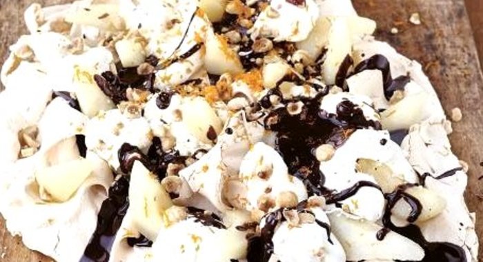 Торт безе с грушами, сливками, лесными орехами и шоколадным соусом