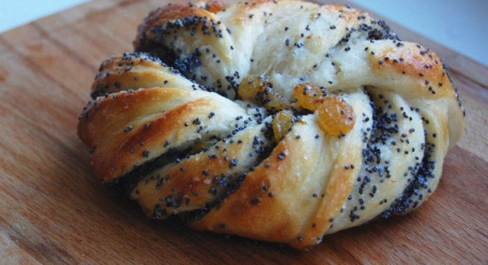 Булочки с маком и изюмом