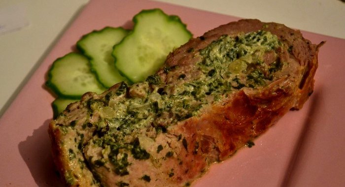 Мясной рулет с начинкой из шпината и творожного сыра
