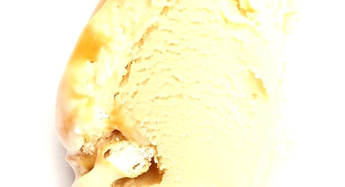 Карамельное мороженое с солёными претцелями и карамельной прослойкой