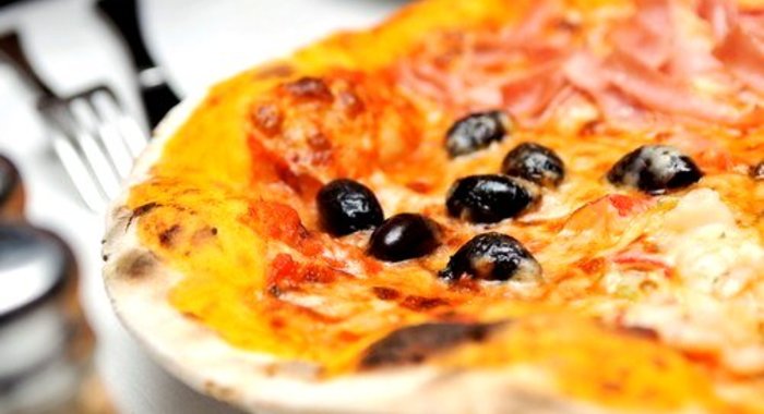 Пицца с куриной печенкой