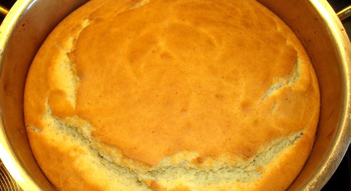 Южный кукурузный хлеб в чугунной сковороде