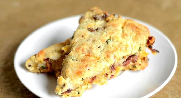 Лепешки с беконом, луком и сыром