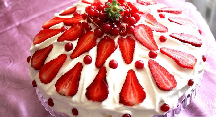 Торт «Павлова» со взбитыми сливками и фруктами