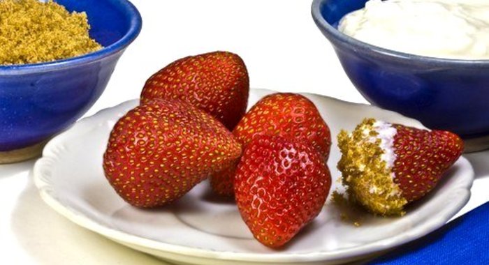Клубника со сметаной и коричневым сахаром