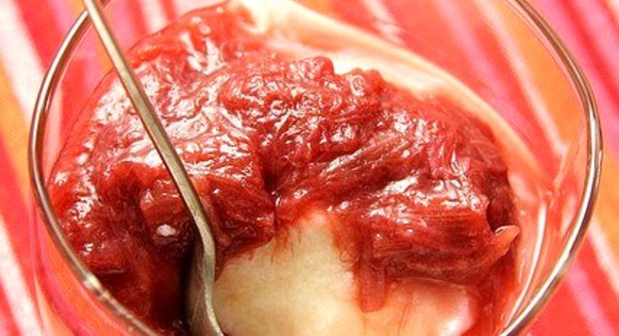 Манный пудинг с теплым компотом из ревеня