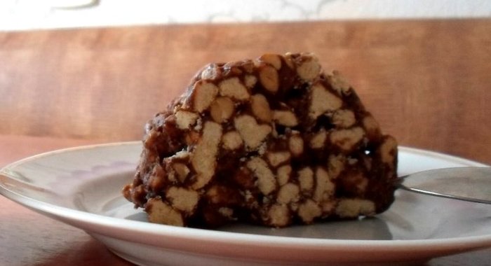 Шоколадная колбаска с печеньем и арахисом