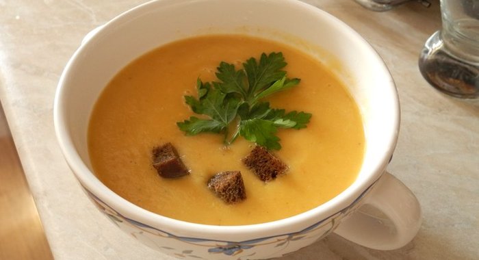 Лёгкий овощной суп-пюре с цукини и ржаными гренками