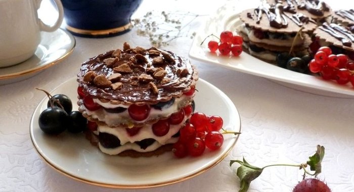 Мильфей с творожным кремом, крыжовником и смородиной