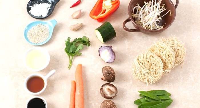 Овощи стир-фрай на яичной лапше