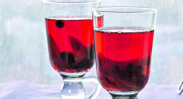 Компот из слив и черноплодной рябины