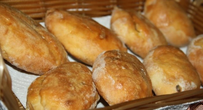 Пирожки с мясом и сыром на творожном тесте в духовке