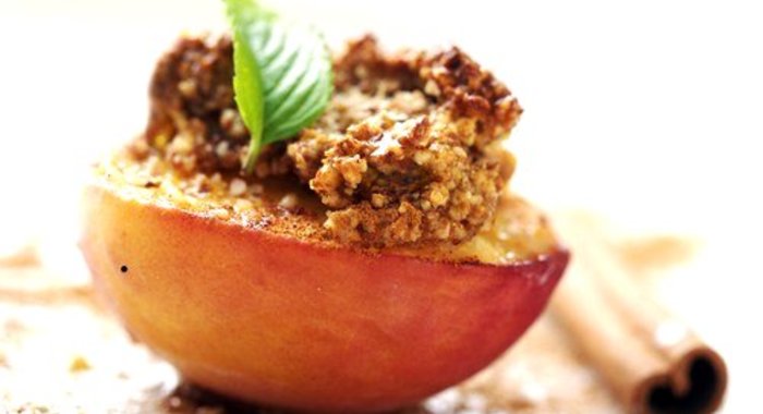 Персики на гриле со сметанным кремом