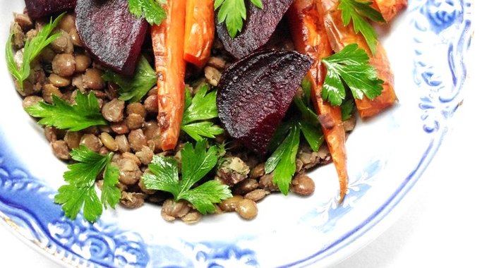 Запеченные овощи и чечевица под соусом айоли