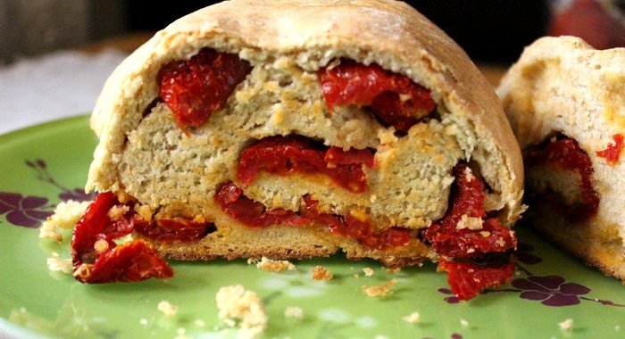 Хлеб с вялеными помидорами