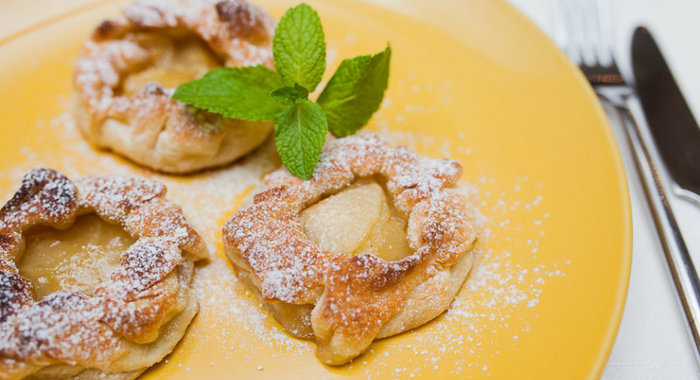 Открытые слоеные пирожки с грушами за 30 минут