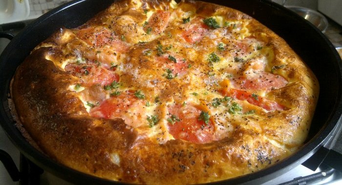 Омлет со слабосоленой семгой и помидорами