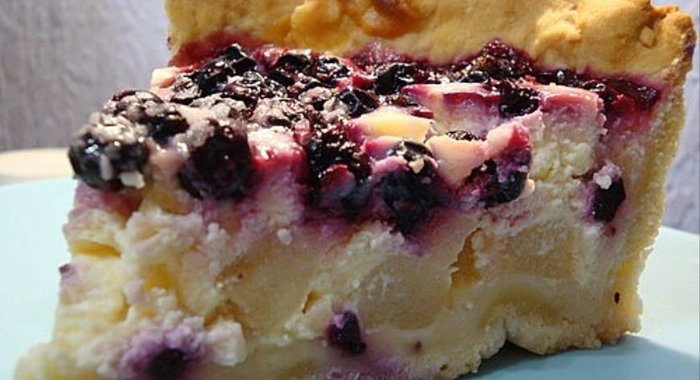 Пирог с грушами, творогом и ягодами