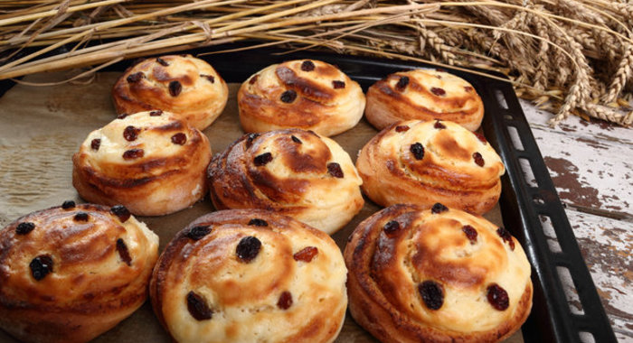 Булочки с изюмом